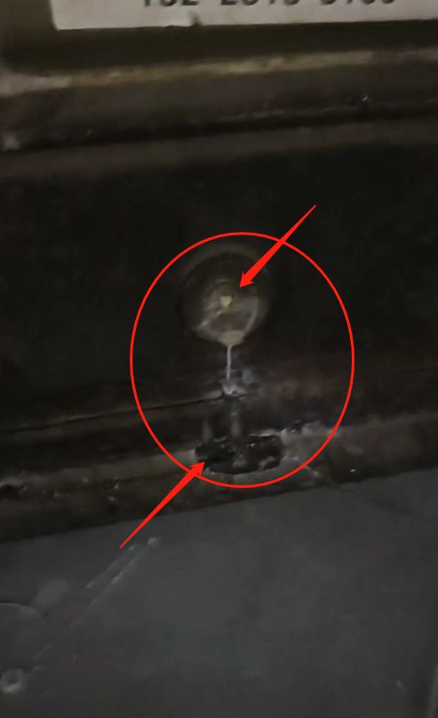泛亚·电竞(中国)官方网站缺德！南部一商铺门锁两次遭同一男子塞牙签灌胶水！(图2)