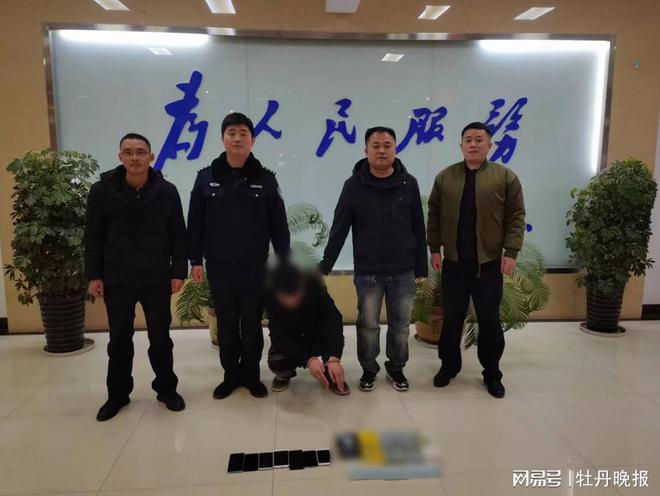 泛亚电竞脚踹砖砸4男子专偷路边店菏泽警方14小时破案(图1)