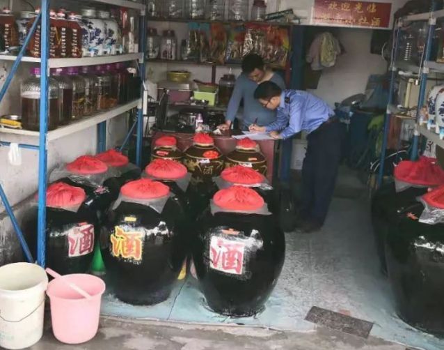 泛亚电竞惨烈！四川卖酒夫妻凌晨在店内活活烧死：都是讨生活的苦命人(图2)