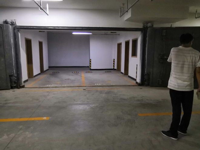 泛亚·电竞(中国)官方网站人防车位被卷帘门“侵占” 宽度“缩水”