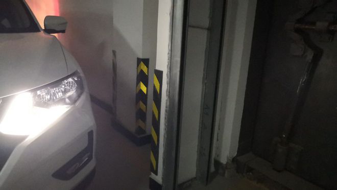 泛亚·电竞(中国)官方网站人防车位被卷帘门“侵占” 宽度“缩水”(图2)