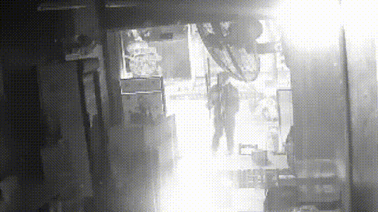 泛亚电竞太猖狂！桂林一男子沿街撬商铺自信满满不会失手结果挨了…