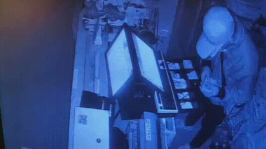 泛亚电竞太猖狂！桂林一男子沿街撬商铺自信满满不会失手结果挨了…(图2)