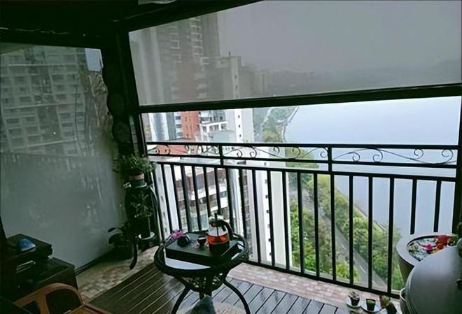 泛亚·电竞(中国)官方网站越来越多人不用玻璃封阳台了现在流行这样设计省钱又实用(图3)