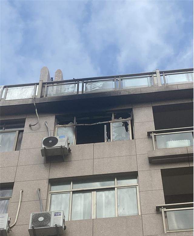 泛亚·电竞(中国)官方网站乐清一民宅清晨突发火灾所幸房内装了钢制防火门！(图2)