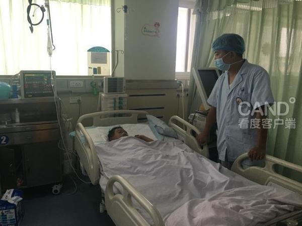 泛亚电竞卷帘门吞人!成都2名女孩被卷入卷帘门1死1伤