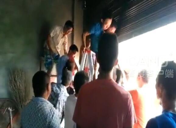 泛亚电竞卷帘门吞人!成都2名女孩被卷入卷帘门1死1伤(图2)