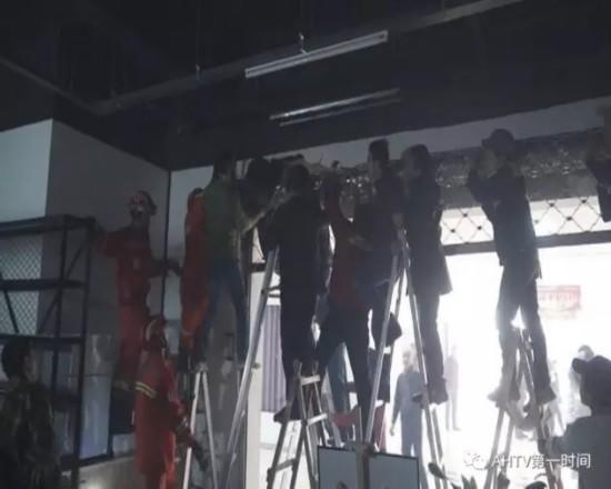 泛亚电竞太惨！安徽女子被卷入电动卷帘门不幸身亡(图1)