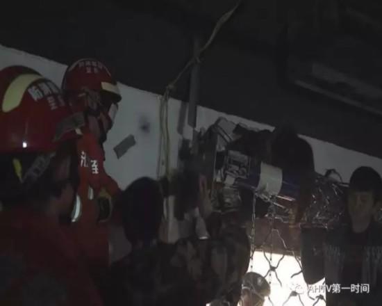 泛亚电竞太惨！安徽女子被卷入电动卷帘门不幸身亡(图2)