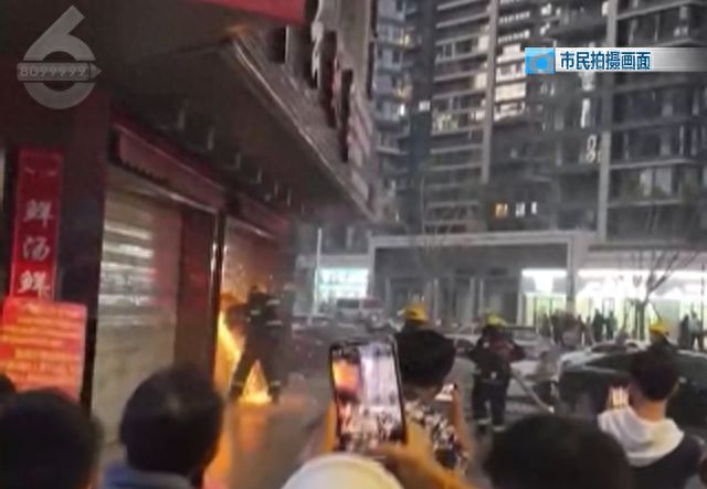 泛亚·电竞(中国)官方网站急！临街商铺突发火情！无奈卷帘门紧闭打不开(图1)