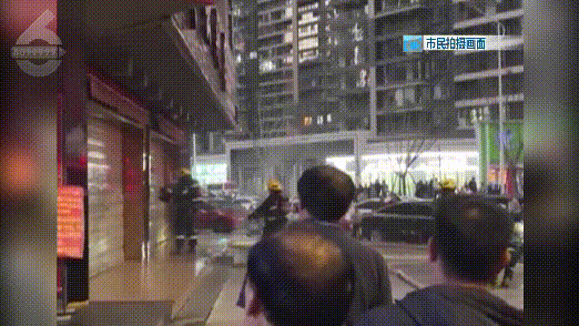 泛亚·电竞(中国)官方网站急！临街商铺突发火情！无奈卷帘门紧闭打不开(图4)