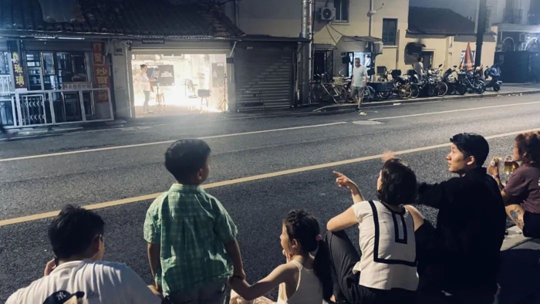 泛亚·电竞(中国)官方网站打开卷帘门就是一场音乐会？去安化路偶遇一场街边的浪漫吧(图2)