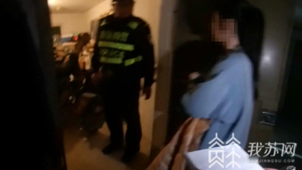 泛亚·电竞(中国)官方网站上了锁的车库门里 为啥多了两个快递包裹？(图2)