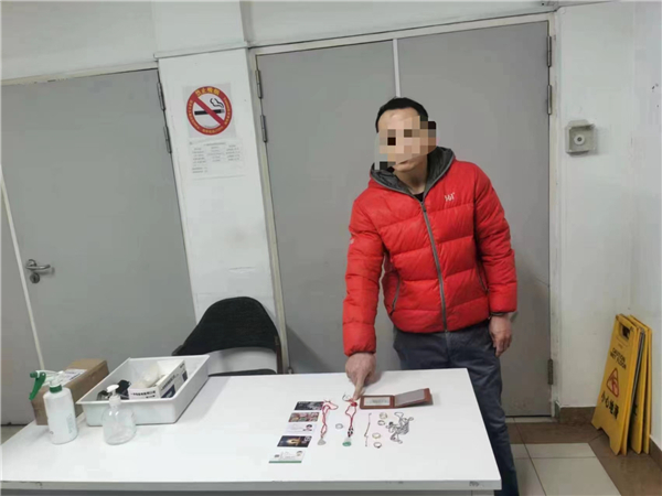 泛亚·电竞(中国)官方网站酒后强行撬开首饰店卷帘门盗窃价值3万多元货品醉汉被抓后(图2)