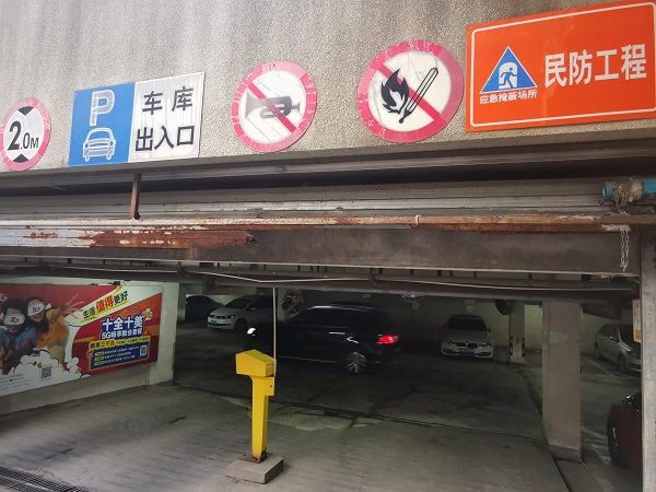 泛亚电竞要命了！100斤方管高空砸落126根都在晃！沪上一小区头顶都是“雷”……(图5)