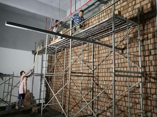 泛亚电竞这是什么操作？车位砌墙 还想安个“卷帘门”？！(图2)