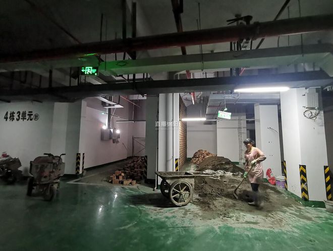 泛亚电竞这是什么操作？车位砌墙 还想安个“卷帘门”？！