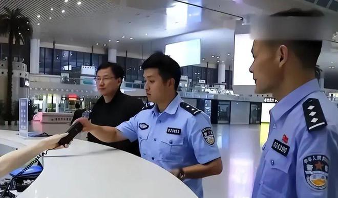 泛亚·电竞(中国)官方网站回顾：安徽女子在家中离奇遇害警方无法破案9岁儿子说了1(图6)
