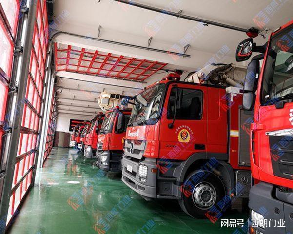 泛亚电竞泰州119联动全透视消防分节滑升门(图3)