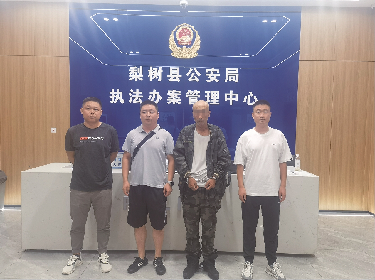 泛亚电竞潜藏大山里22年看到民警他为何如释重负？(图4)