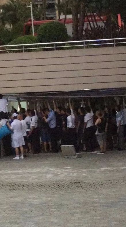 泛亚电竞突发！福州一名五岁男童被卷入小区地库卷帘门！很遗憾没能救回……(图2)