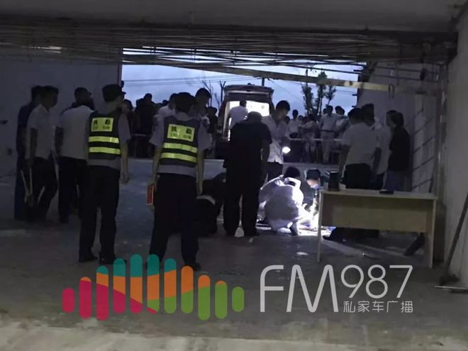 泛亚电竞突发！福州一名五岁男童被卷入小区地库卷帘门！很遗憾没能救回……(图3)