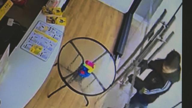 泛亚电竞十秒拉坏店铺门 蟊贼一通神操作却啥也没拿走