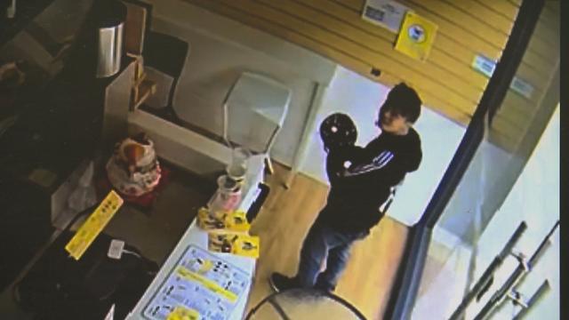 泛亚电竞十秒拉坏店铺门 蟊贼一通神操作却啥也没拿走(图2)