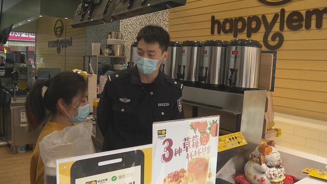 泛亚电竞十秒拉坏店铺门 蟊贼一通神操作却啥也没拿走(图3)