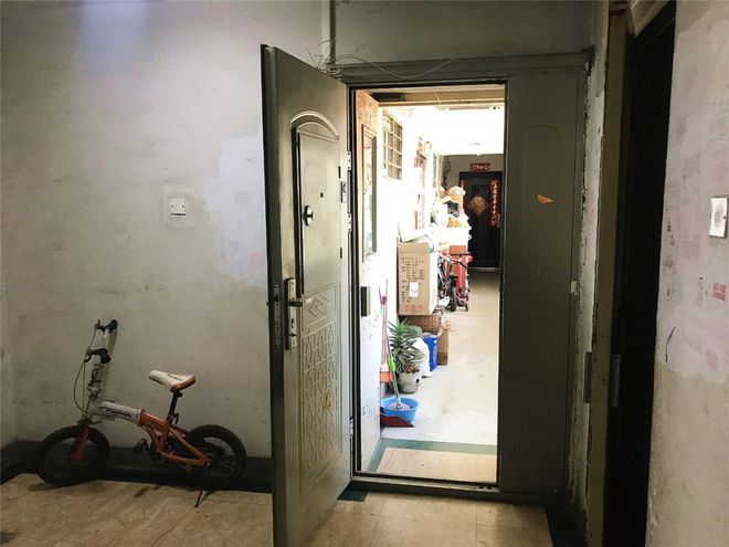 泛亚电竞楼道里能加装防盗门吗？专家：占用公共空间涉嫌违规