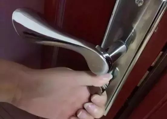 泛亚电竞【扩散】这2人技术开锁入室盗窃！看到请立即报警！(图2)
