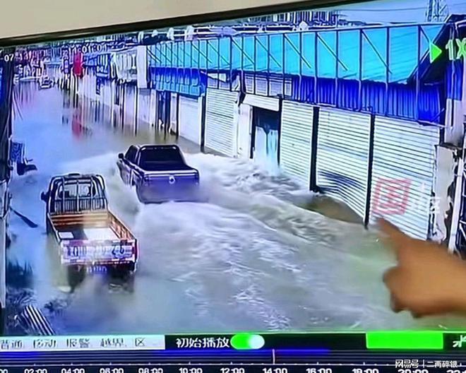 泛亚电竞山东临沂近日暴雨后车辆行驶荡起水流冲坏卷帘门谁的责任？(图3)