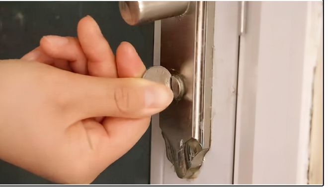 泛亚电竞不用开锁师傅一枚硬币打开反锁的房门看生活达人如何解锁(图6)