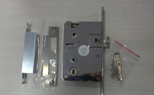 泛亚电竞老式防盗门锁体拆卸与安装 学会了这个方法 你自己也能换新锁!(图2)