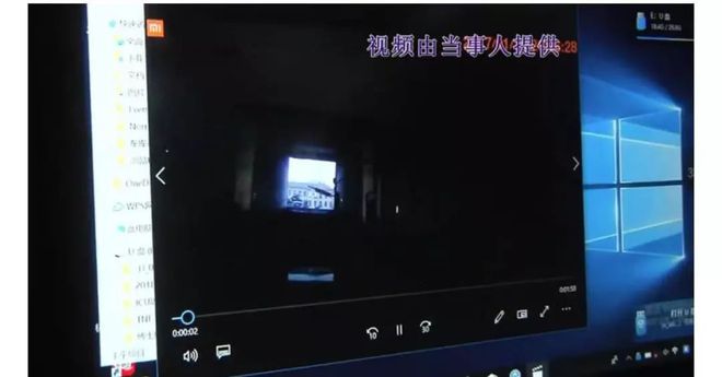 泛亚电竞卷帘门突然滑落爱车被砸个“脸花”维修费该谁出？(图2)