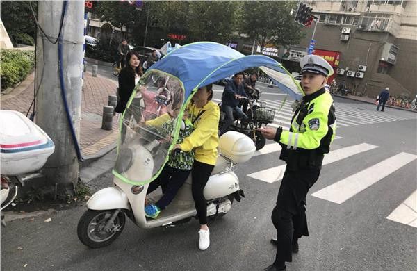 泛亚电竞电动车加装遮阳棚不安全柔软的挡风被为何也是安全隐患？(图2)