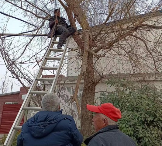 泛亚·电竞(中国)官方网站济宁市任城区南张街道李楼社区：快速维修控制器 为民解忧(图2)