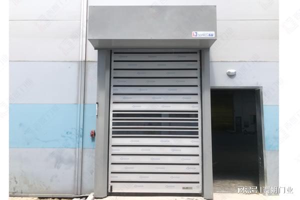 泛亚电竞走廊通道提升门换成硬质快速卷帘门的缘由