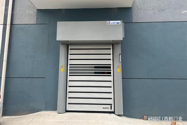 泛亚电竞走廊通道提升门换成硬质快速卷帘门的缘由(图2)