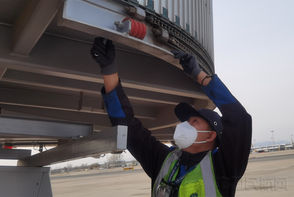 泛亚电竞首都机场博维公司：换季维保正当时 护航旅客“畅”出行(图1)