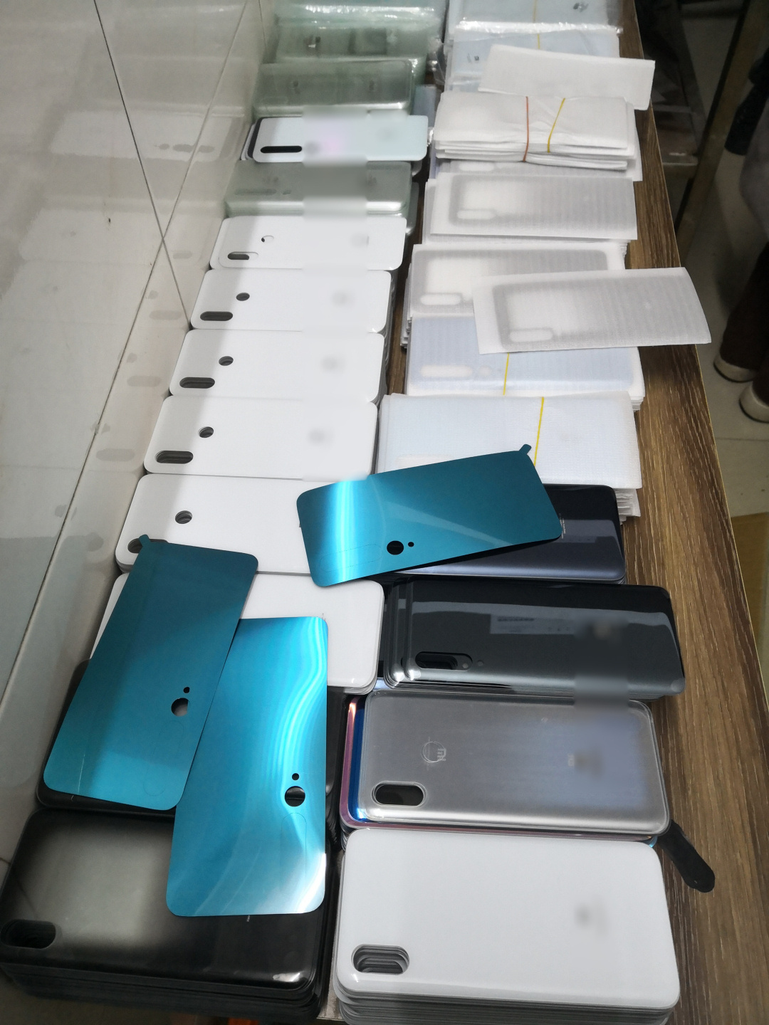 泛亚电竞从化警方打掉一制售假冒品牌手机后盖窝点涉案金额近80万元(图2)