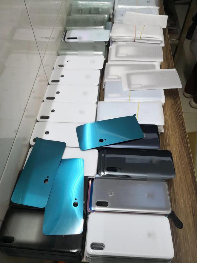 泛亚·电竞(中国)官方网站【金额近80万】从化警方打掉一制售假冒品牌手机后盖窝点(图2)