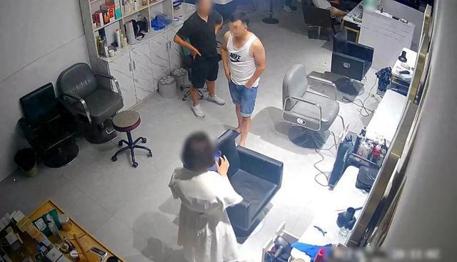 泛亚电竞男子不满新发型在理发店门口喷诅咒字样因寻衅滋事被警方行政处罚(图1)