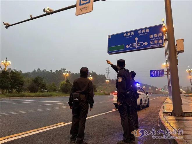 泛亚电竞占道直播危险且违法！乐山公安发布重要提醒 →(图2)