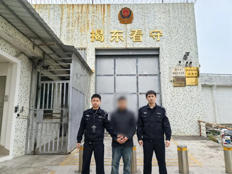 泛亚电竞请锁好车门！警惕“拉车门”盗窃！(图2)