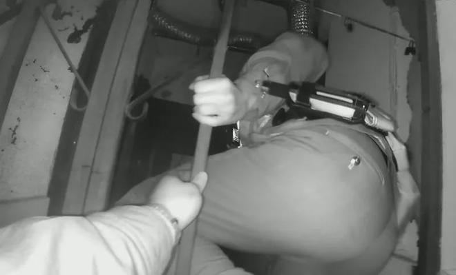 泛亚电竞事发时防盗门紧锁！上海一小区楼道内冒出浓浓黑烟行动不便的老人这样取暖险酿
