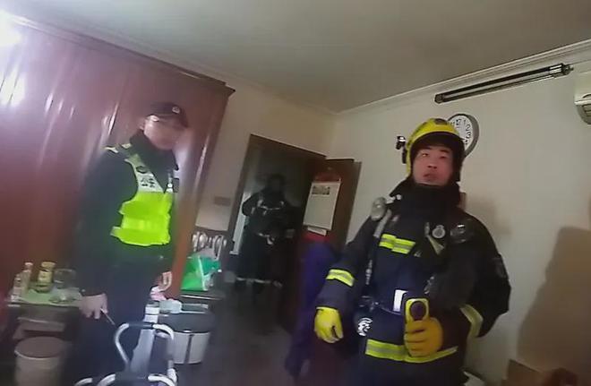 泛亚电竞事发时防盗门紧锁！上海一小区楼道内冒出浓浓黑烟行动不便的老人这样取暖险酿(图2)