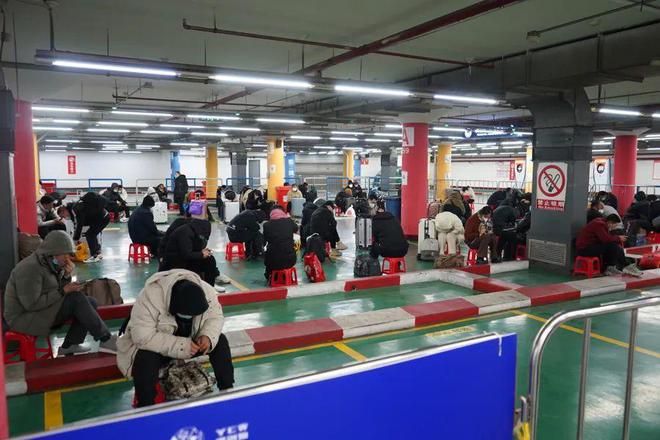 泛亚电竞27万人深夜到达上海站！有人通宵等待首趟地铁…应急区已开启→来沪务工大姐