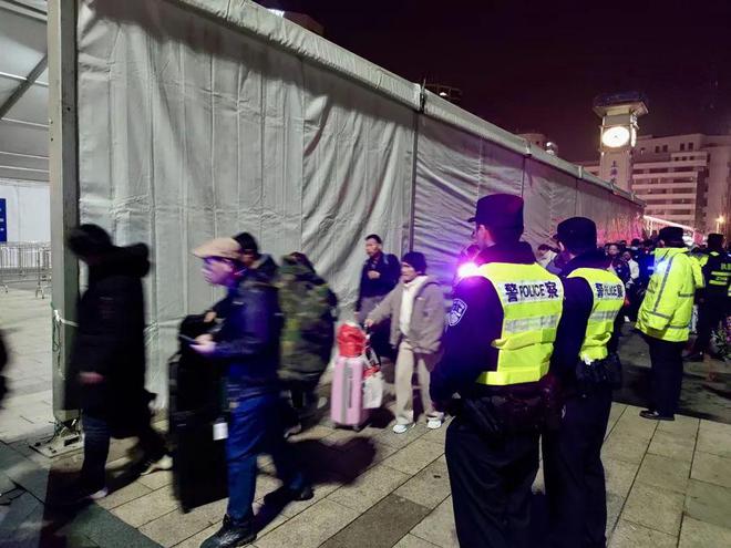 泛亚电竞27万人深夜到达上海站！有人通宵等待首趟地铁…应急区已开启→来沪务工大姐(图2)