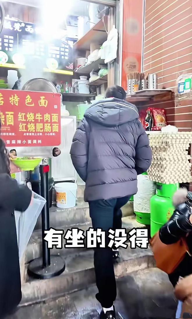 泛亚电竞田亮一家游重庆他们蹲在街边吃8元小面叶一茜带贴心喂森碟